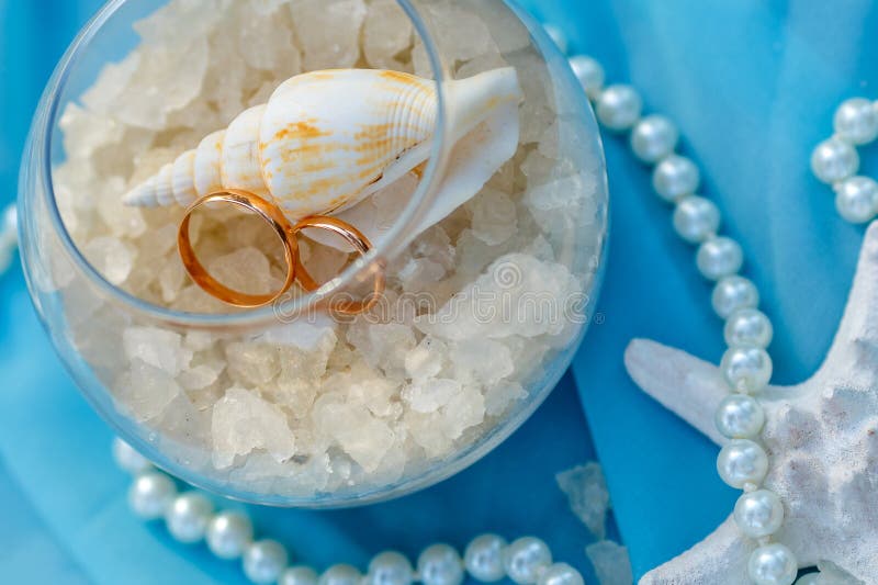 Anneaux de mariage, thème nautique, étoiles de mer et perle photographie stock Anneaux de mariage, thème nautique, étoiles de mer et perle photographie stock