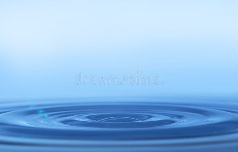 Anneaux sur une surface de l'eau image stock Anneaux sur une surface de l'eau image stock