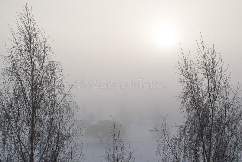 Annebbi il giorno fuori dell'inverno lunatico del sole del cielo di vista della finestra immagini stock Annebbi il giorno fuori dell'inverno lunatico del sole del cielo di vista della finestra immagini stock