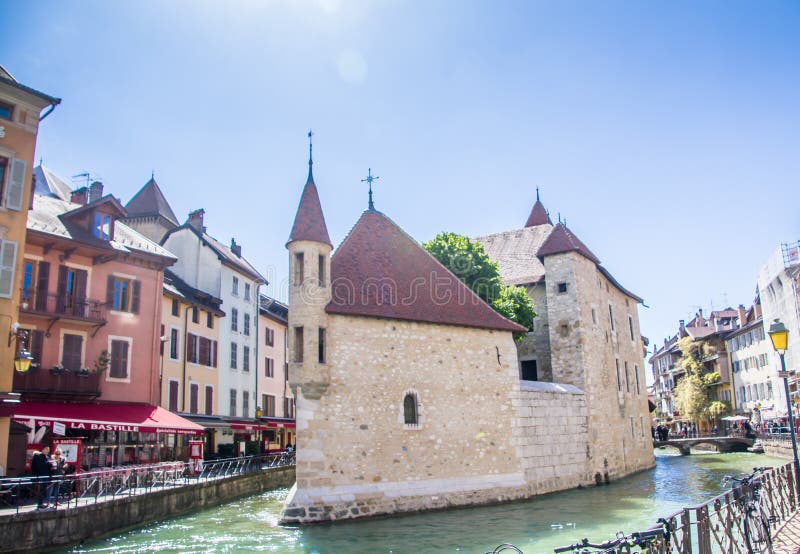 Annecy, Francia - 12 maggio 2019: Città alpina pittoresca in Francia sudorientale, aka “la perla delle alpi o “di Venezia frances immagine stock Annecy, Francia - 12 maggio 2019: Città alpina pittoresca in Francia sudorientale, aka “la perla delle alpi o “di Venezia frances immagine stock