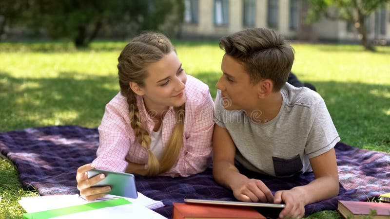 Anni dell'adolescenza che prendono selfie invece di studio, studenti relazione, tempo libero immagine stock Anni dell'adolescenza che prendono selfie invece di studio, studenti relazione, tempo libero immagine stock
