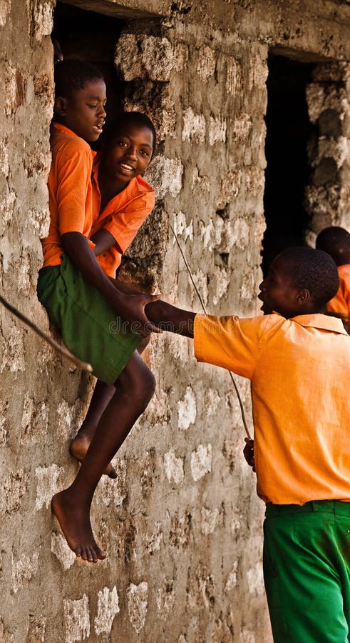 Anni dell'adolescenza keniani, banco africano fotografie stock Anni dell'adolescenza keniani, banco africano fotografie stock
