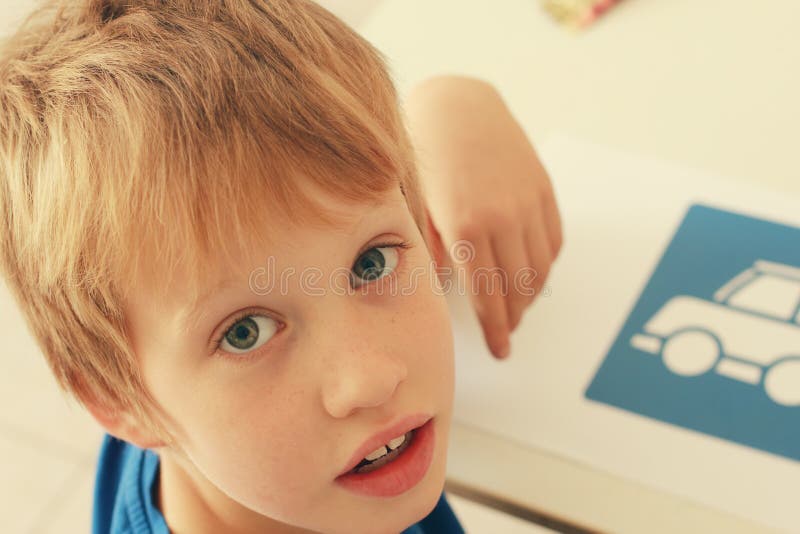 6 anni svegli del ragazzo immagini stock 6 anni svegli del ragazzo immagini stock