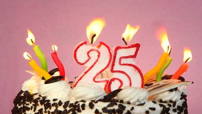 Anniversaire D'anniversaire 25 Ans Avec Le Gâteau Et Bougies Sur Le Fond  Rose Banque De Vidéos - Vidéo du confettis, bonheur: 77992644