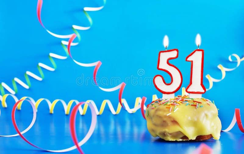 Anniversaire De Cinquante Neuf Ans Petit Gateau Avec La Bougie Brulante Blanche Sous Forme De Numero 59 Image Stock Image Du Allume Celebrez Anniversaire De Cinquante Neuf Ans Petit Gateau Avec La Bougie Brulante Blanche Sous Forme De Numero 59 Image Stock Image Du Allume Celebrez