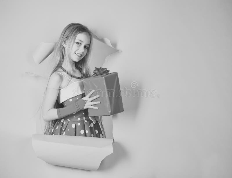 Anniversaire et Noël Lendemain de Noël, célébration de vacances et partie Petite fille avec le paquet d'achats, vendredi noir Enf photos stock Anniversaire et Noël Lendemain de Noël, célébration de vacances et partie Petite fille avec le paquet d'achats, vendredi noir Enf photos stock