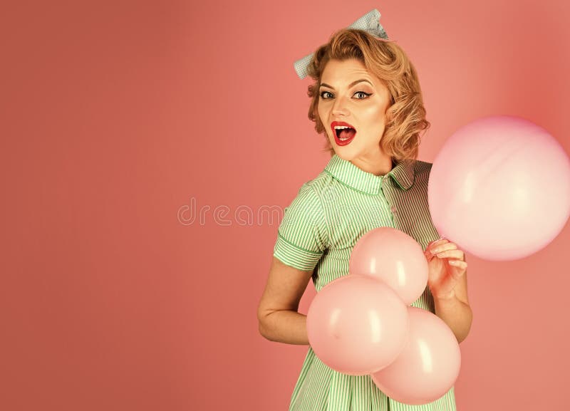 Pin Up Femme En Ballons, Anniversaire. Femme Rétro Avec Des Ballons De  Fête, Célébration. Fille Blonde Sexy Avec Maquillage Rétro Tenir Des Ballons.  Anniversaire, Vintage, Pin-up, Célébration. Beauté Et Mode, Vintage. Banque