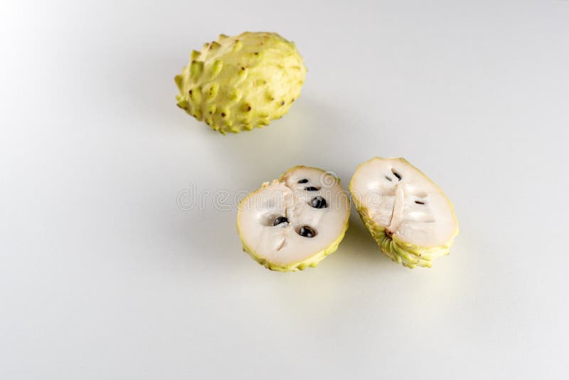 Annona, Vla Apple, Cherimoya, Sugar Apple Reeks van het Verse Gehele en Fruit van Besnoeiingsannona op Witte Achtergrond royalty-vrije stock foto's Annona, Vla Apple, Cherimoya, Sugar Apple Reeks van het Verse Gehele en Fruit van Besnoeiingsannona op Witte Achtergrond royalty-vrije stock foto's