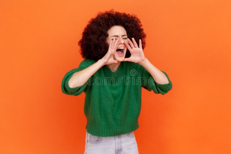 Annonce d'attention. vue latérale portrait de femme avec coiffure afro en vert casual style photographie stock libre de droits