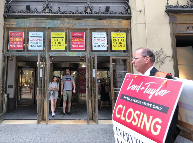 Annonce fermante d'affiches de magasin de seigneur et de Taylor NYC de New York photographie stock Annonce fermante d'affiches de magasin de seigneur et de Taylor NYC de New York photographie stock