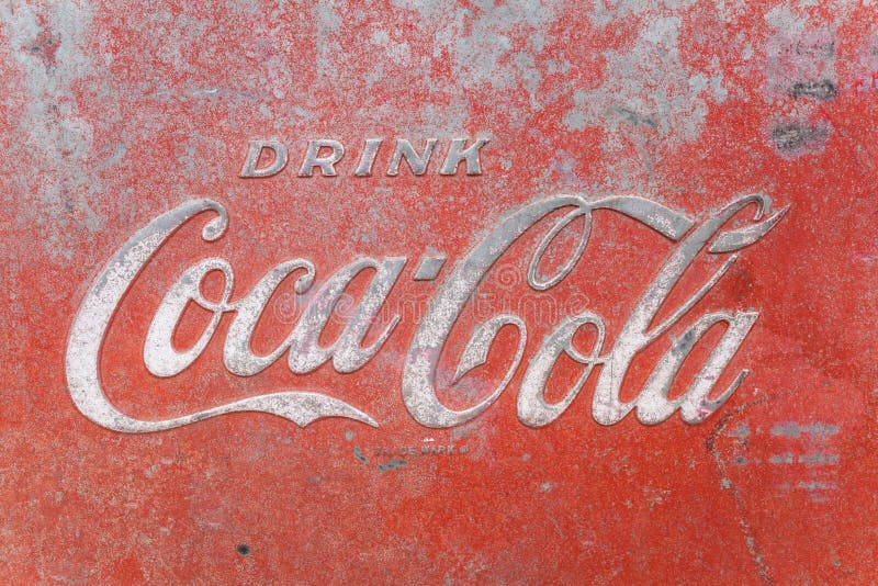 Annonstecken för Vintage Metal Coca Cola Logo royaltyfria bilder