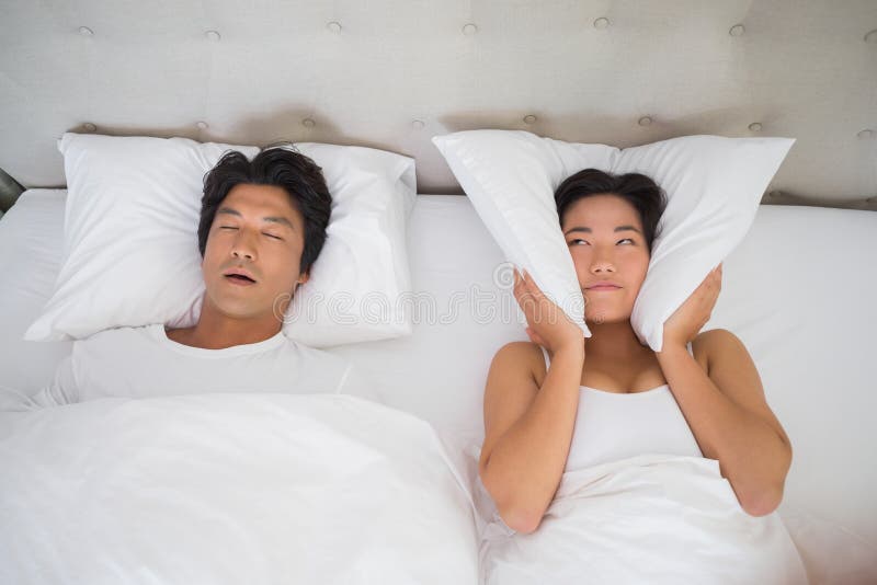 https://thumbs.dreamstime.com/b/annoyed-woman-covering-her-ears-pillows-to-block-out-snoring-women-home-bedroom-39431418.jpg