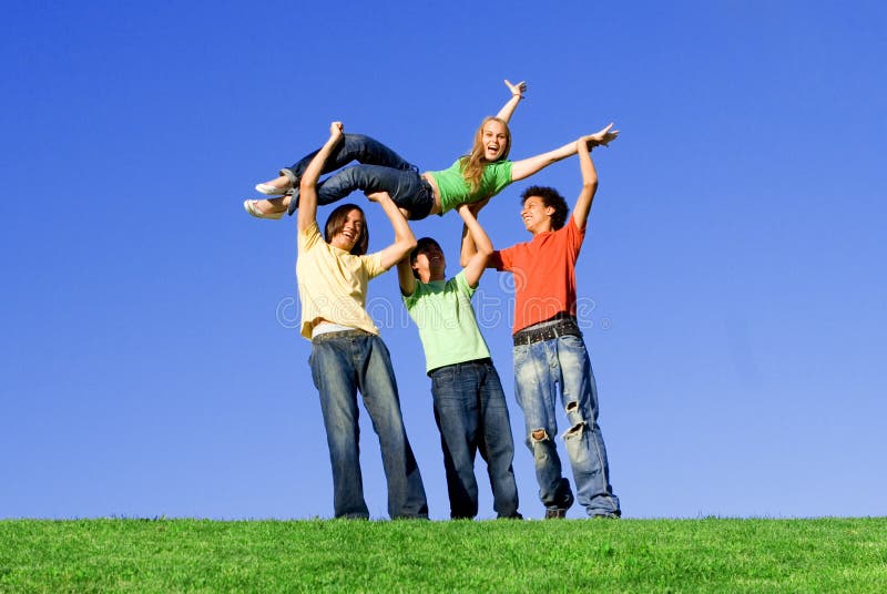 Années de l'adolescence diverses heureuses, amusement de groupe photo libre de droits Années de l'adolescence diverses heureuses, amusement de groupe photo libre de droits
