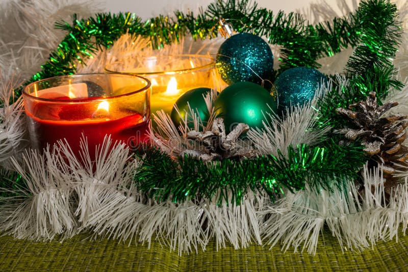 Ano novo, bolas verdes e decorações para a árvore de Natal Cenário brilhante e bonito em um fundo do limão com ouropel branco imagens de stock Ano novo, bolas verdes e decorações para a árvore de Natal Cenário brilhante e bonito em um fundo do limão com ouropel branco imagens de stock