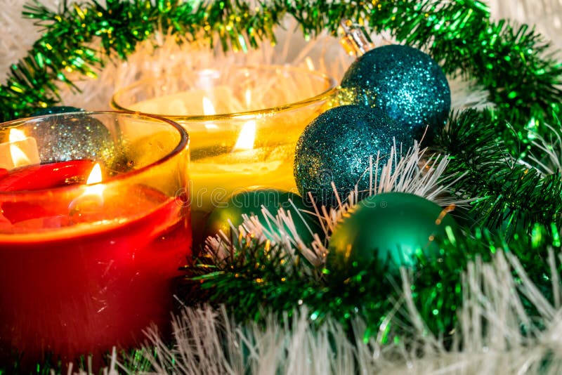Ano novo, bolas verdes e decorações para a árvore de Natal Cenário brilhante e bonito em um fundo do limão com ouropel branco fotos de stock Ano novo, bolas verdes e decorações para a árvore de Natal Cenário brilhante e bonito em um fundo do limão com ouropel branco fotos de stock