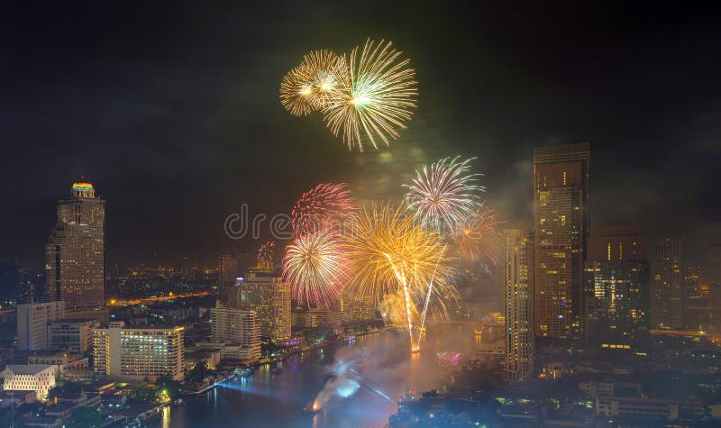 Ano novo de Banguecoque dos fogos-de-artifício em Chao Phraya River, Tailândia imagem de stock Ano novo de Banguecoque dos fogos-de-artifício em Chao Phraya River, Tailândia imagem de stock