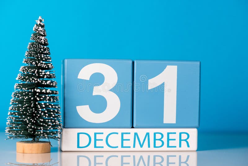 Ano Novo 31 De Dezembro Dia 31 Do Mês De Dezembro, Calendário Com Pouca  árvore De Natal No Fundo Azul Tempo De Inverno Imagem de Stock - Imagem de  feriado, jogo: 105253987