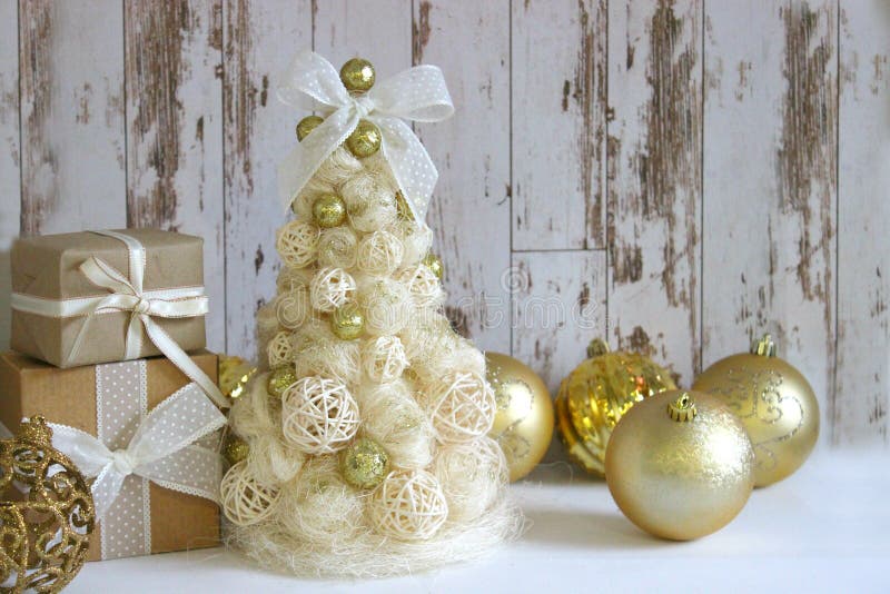 Ano novo, fundo do Natal, estilo rústico Árvore de Natal festiva no ouro nas caixas de madeira brancas do fundo e do ofício amarr imagens de stock royalty free Ano novo, fundo do Natal, estilo rústico Árvore de Natal festiva no ouro nas caixas de madeira brancas do fundo e do ofício amarr imagens de stock royalty free