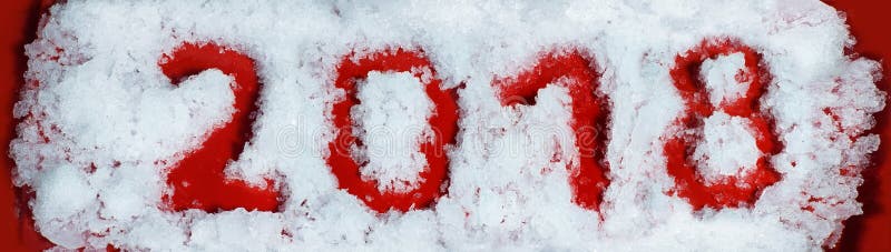 Ano novo 2018 Números vermelhos no fundo nevado Escrito pelo dedo na neve imagens de stock royalty free Ano novo 2018 Números vermelhos no fundo nevado Escrito pelo dedo na neve imagens de stock royalty free