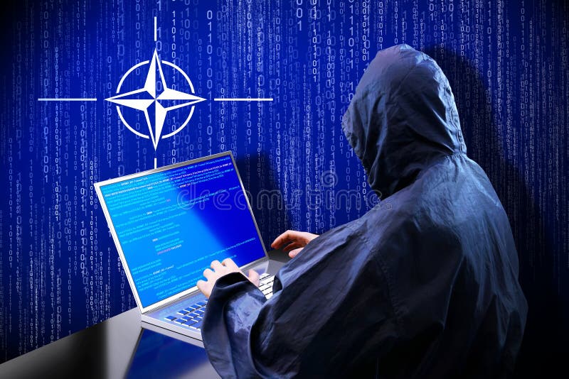 Anonieme hackervlag van het concept van de binaire code cyber attack van de navo