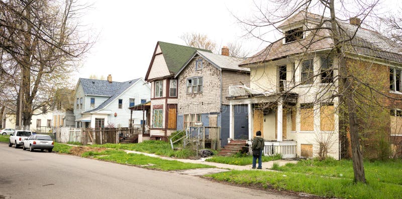 Anonieme Person Walks Sidewalk Derelict Abandoned-Huizen Detroit