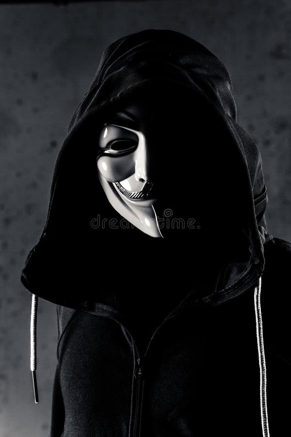 Uomo Di Mistero Nella Maschera Nera Che Tiene Le Maschere Bianche Immagine  Stock - Immagine di rotto, scassinatore: 132747899