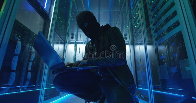 Anonym en hacker som bryter in i serversystem