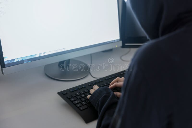 Anonymer Hacker im Hoodie, Brüche der Zugang, zum von infor zu stehlen stockfoto
