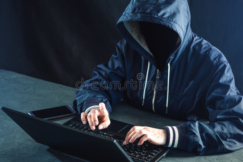 Anonymer Hackerprogrammierer benutzt einen Laptop, um das System zu zerhacken Diebstahl von Personendaten Infektion des böswillig lizenzfreie stockbilder