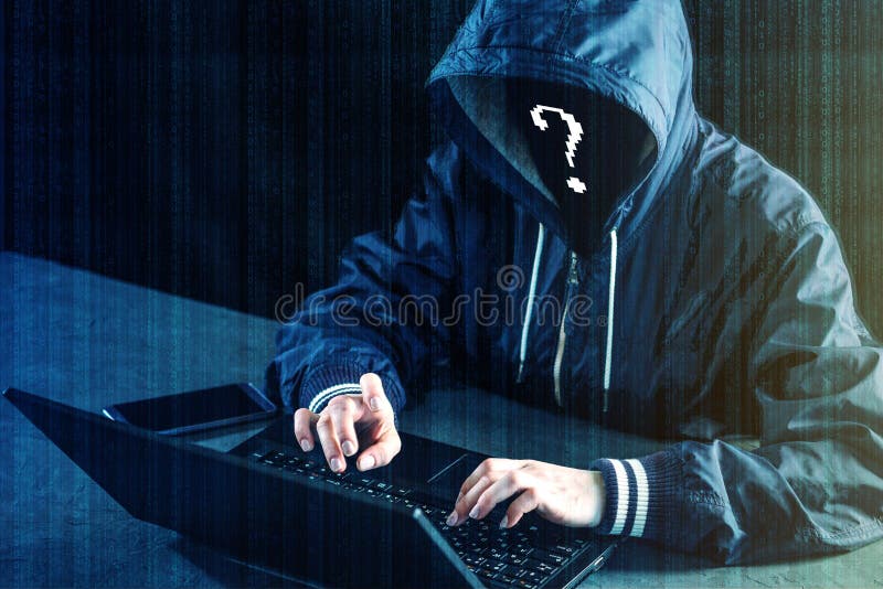 Anonymer Hackerprogrammierer benutzt einen Laptop, um das System zu zerhacken Diebstahl von Personendaten Infektion des böswillig stockfotografie