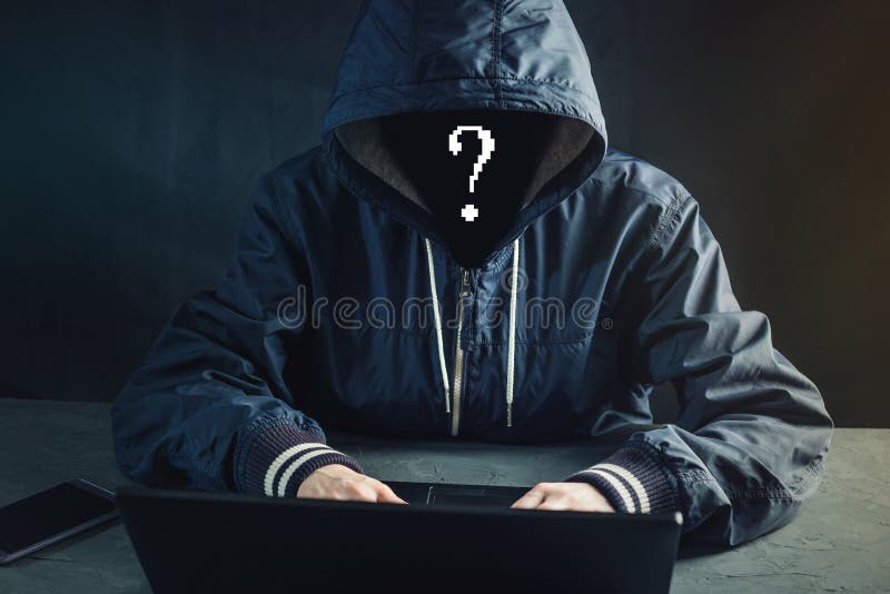Anonymer Hackerprogrammierer benutzt einen Laptop, um das System zu zerhacken Diebstahl von Personendaten Konzept des Cyberverbre lizenzfreies stockfoto