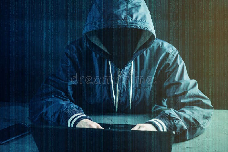 Anonymer Hackerprogrammierer benutzt einen Laptop, um das System zu zerhacken Diebstahl von Personendaten Konzept des Cyberverbre stockbilder