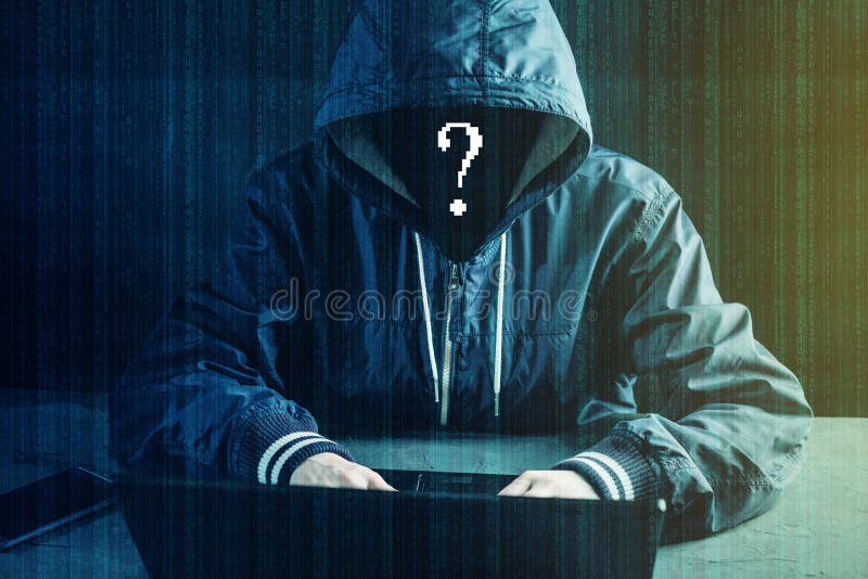 Anonymer Hackerprogrammierer benutzt einen Laptop, um das System zu zerhacken Diebstahl von Personendaten Konzept des Cyberverbre lizenzfreies stockbild
