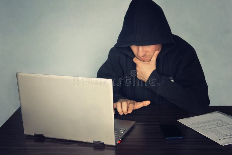 Anonymer Hackerprogrammierer benutzt einen Laptop, um das System zu zerhacken Diebstahl von Personendaten Schaffung und Infektion lizenzfreie stockfotos