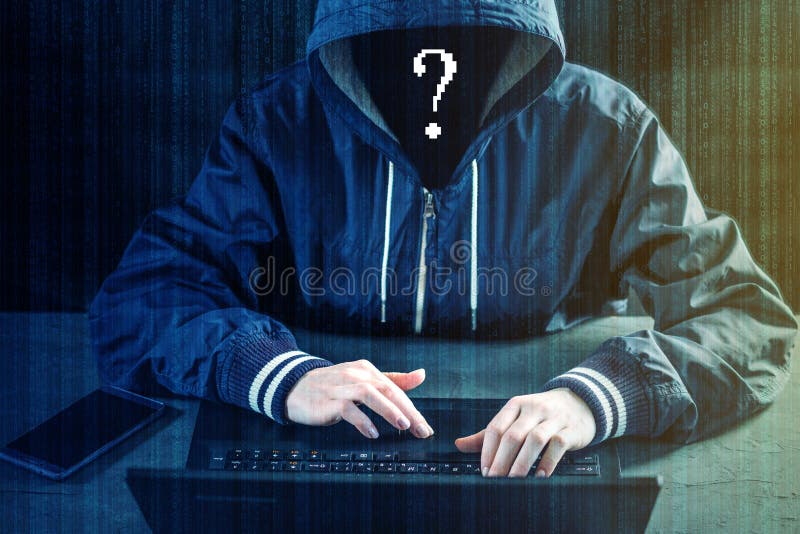 Anonymer Hackerprogrammierer benutzt einen Laptop, um das System zu zerhacken Diebstahl von Personendaten und von Infektion des b stockfoto
