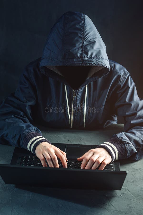 Anonymer Hackerprogrammierer benutzt einen Laptop, um das System zu zerhacken Diebstahl von Personendaten und von Infektion des b lizenzfreie stockfotos