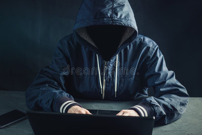Anonymer Hackerprogrammierer benutzt einen Laptop, um das System zu zerhacken Diebstahl von Personendaten und von Infektion des b stockfoto