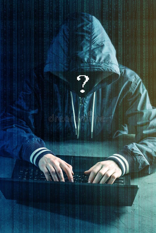 Anonymer Hackerprogrammierer benutzt einen Laptop, um das System zu zerhacken Diebstahl von Personendaten und von Infektion des b lizenzfreies stockfoto