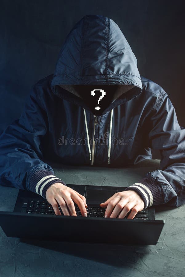 Anonymer Hackerprogrammierer benutzt einen Laptop, um das System zu zerhacken Diebstahl von Personendaten und von Infektion des b lizenzfreies stockfoto