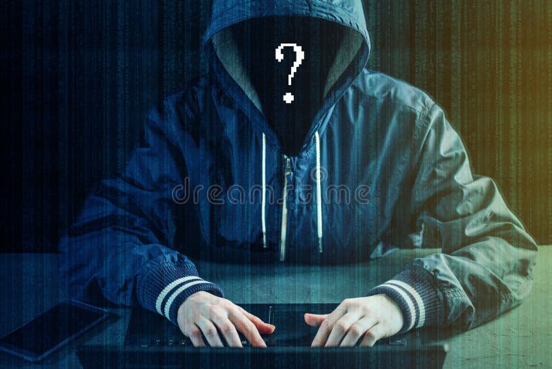 Anonymer Hackerprogrammierer benutzt einen Laptop, um das System zu zerhacken Schaffung und Infektion des böswilligen Virus stockbild