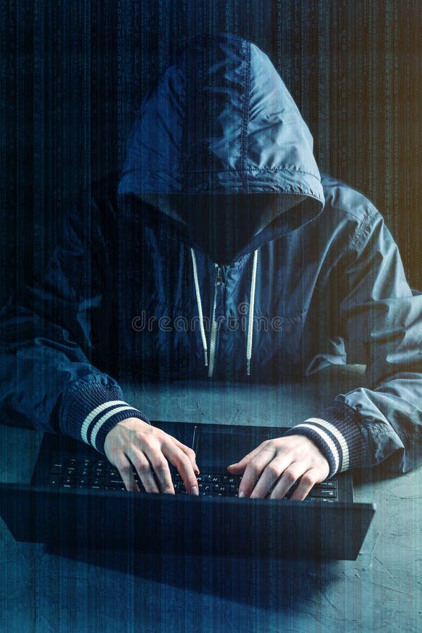 Anonymer Hackerprogrammierer benutzt einen Laptop, um das System zu zerhacken Schaffung und Infektion des böswilligen Virus lizenzfreie stockfotografie