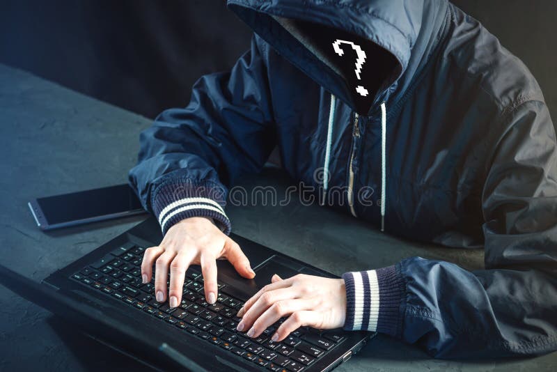 Anonymer Hackerprogrammierer benutzt einen Laptop, um das System zu zerhacken St. lizenzfreie stockfotografie