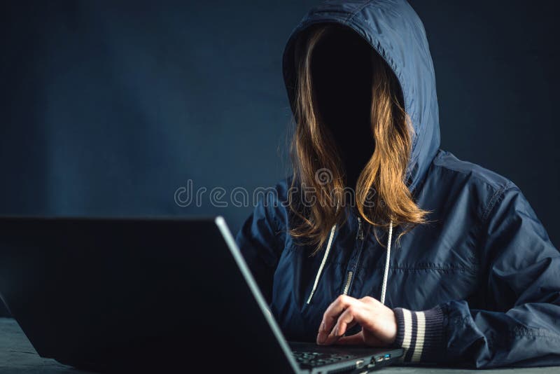Anonymer Mädchenhackerprogrammierer benutzt Laptop, um System zu zerhacken Diebstahl von Personendaten und von Infektion des bösw stockfoto