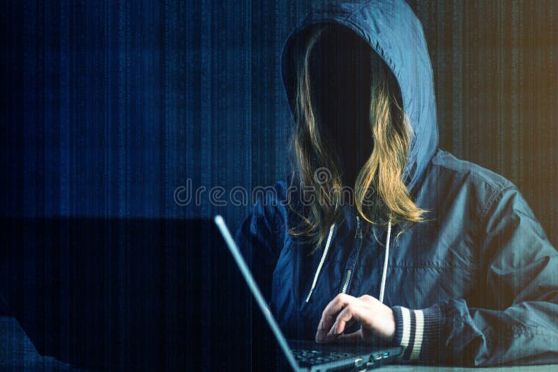 Anonymer Mädchenhackerprogrammierer benutzt Laptop, um System zu zerhacken Diebstahl von Personendaten und von Infektion des bösw stockfoto