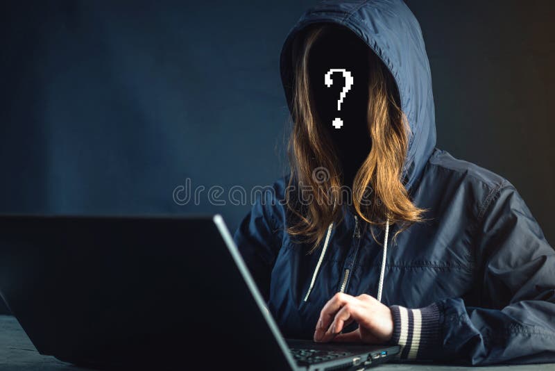 Anonymer Mädchenhackerprogrammierer benutzt Laptop, um System zu zerhacken Diebstahl von Personendaten und von Infektion des bösw stockbilder