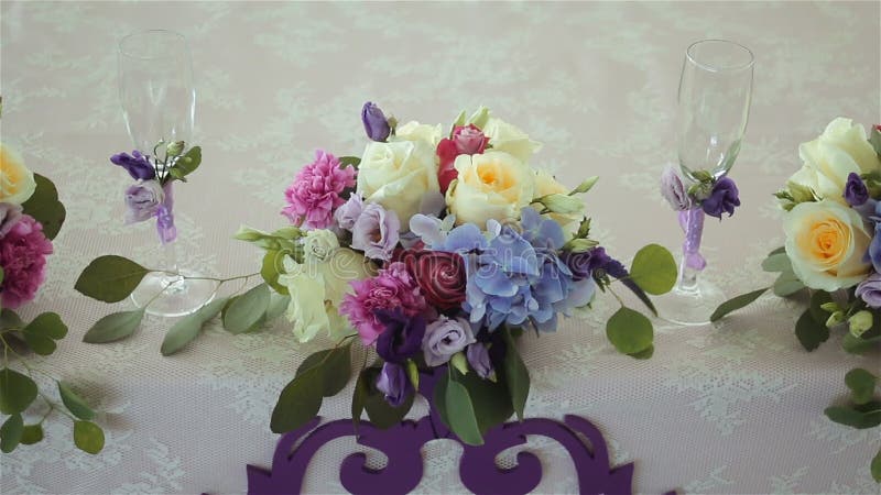 Anordnung für verschiedene Blumen ist auf dem Tisch
