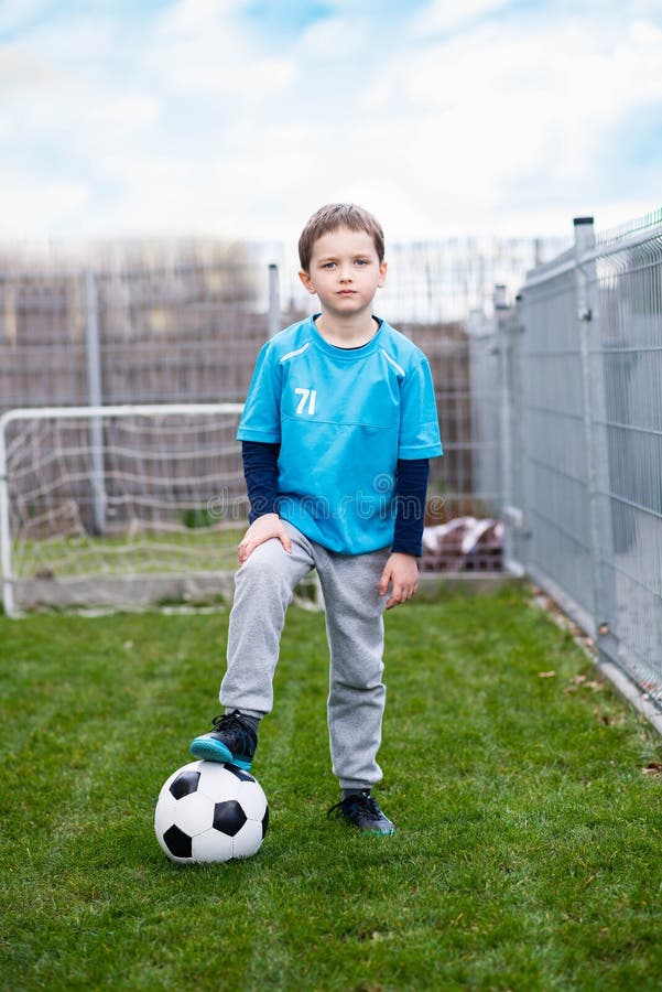 Pés Em Tênis E Bola De Futebol Ao Sol. Jogo Infantil. Foto de Stock -  Imagem de esfera, pés: 192406154