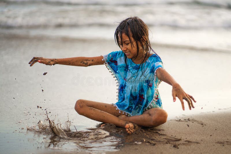 Anos misturados americanos asiáticos bonitos e felizes novos do jogo velho da menina 7 ou 8 da criança da afiliação étnica com a fotografia de stock royalty free Anos misturados americanos asiáticos bonitos e felizes novos do jogo velho da menina 7 ou 8 da criança da afiliação étnica com a fotografia de stock royalty free