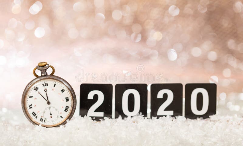 2020 anos novos de celebração da véspera Minutos à meia-noite em um relógio velho, bokeh festivo imagem de stock 2020 anos novos de celebração da véspera Minutos à meia-noite em um relógio velho, bokeh festivo imagem de stock