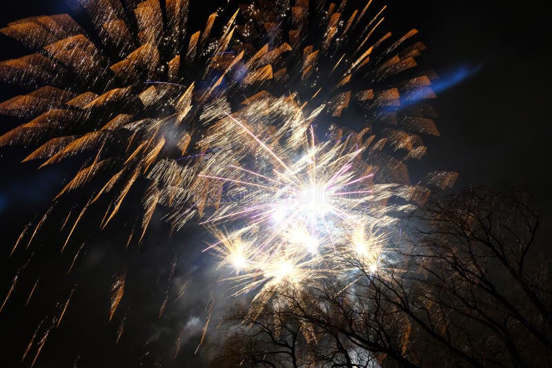 Anos novos dos fogos de artifício da véspera em Pärnu, 2018 fotografia de stock Anos novos dos fogos de artifício da véspera em Pärnu, 2018 fotografia de stock